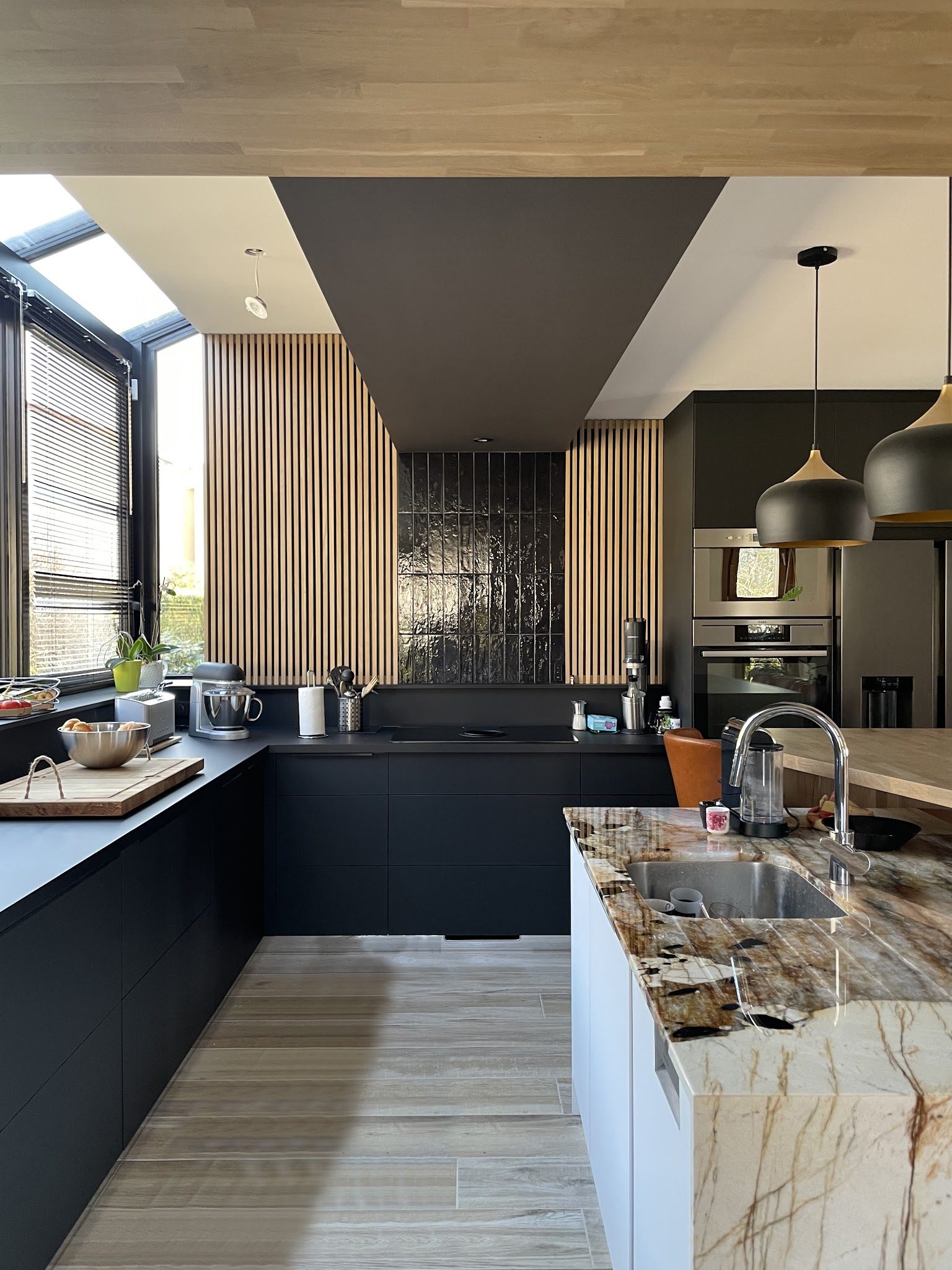Cuisine noire, sol effet bois