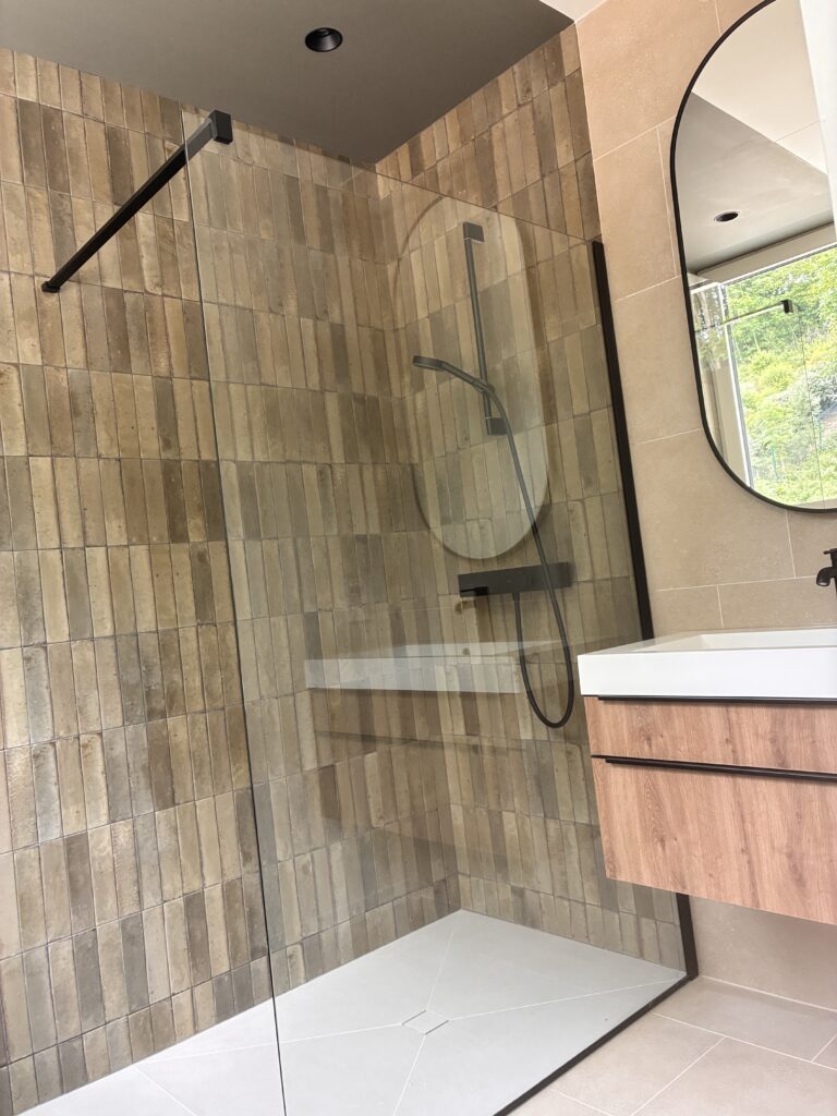 Douche à l'italienne, carreaux aux teintes naturelles