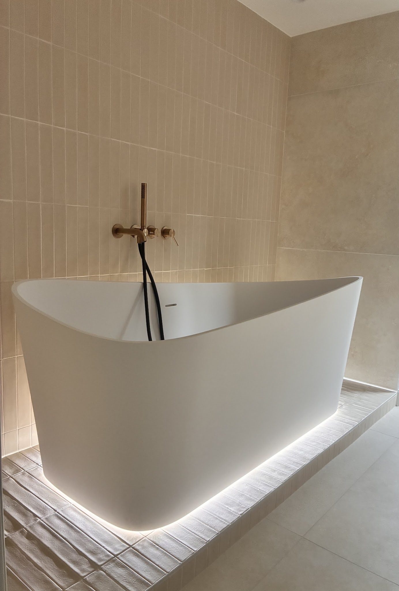 Baignoire îlot éclairée par en dessous, faïence en lames verticales